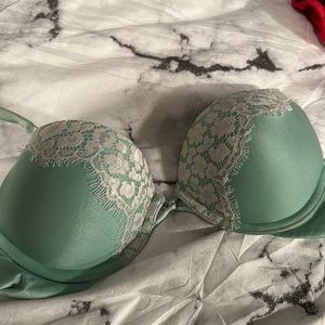 32B mint green Victoria’s Secret Miraculous Plunge Push Up Bra lace sexy rare !